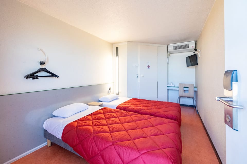 Standard Room, 2 Twin Beds | Desk, soundproofing, free WiFi, bed sheets