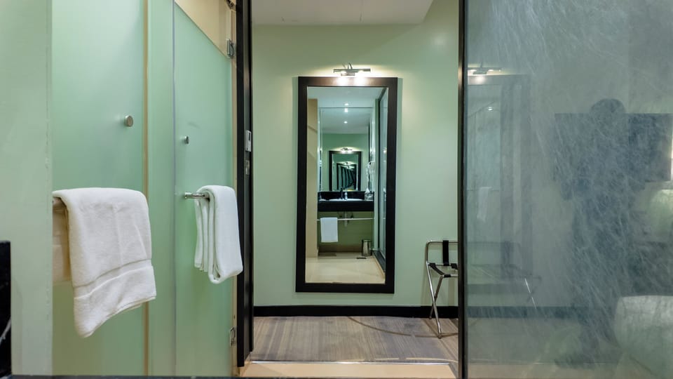 Standard Queen Room | Bathroom | Eco-friendly toiletries, hair dryer, bathrobes, slippers