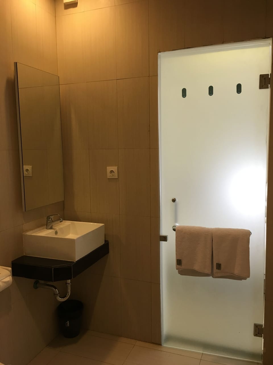 Deluxe Room, 1 King Bed | Bathroom | Shower, free toiletries, hair dryer, slippers