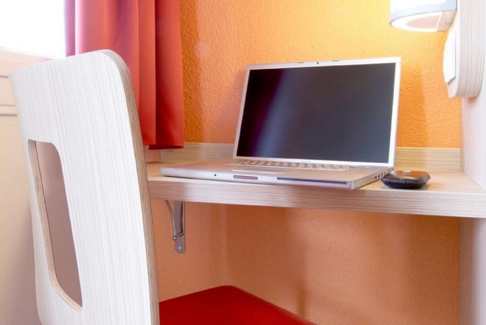 Desk, laptop workspace, soundproofing, free cribs/infant beds