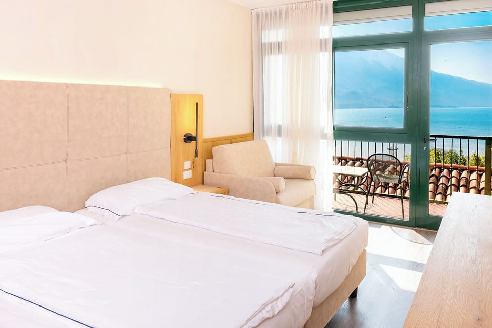 Camera doppia superior | In-room safe, blackout drapes