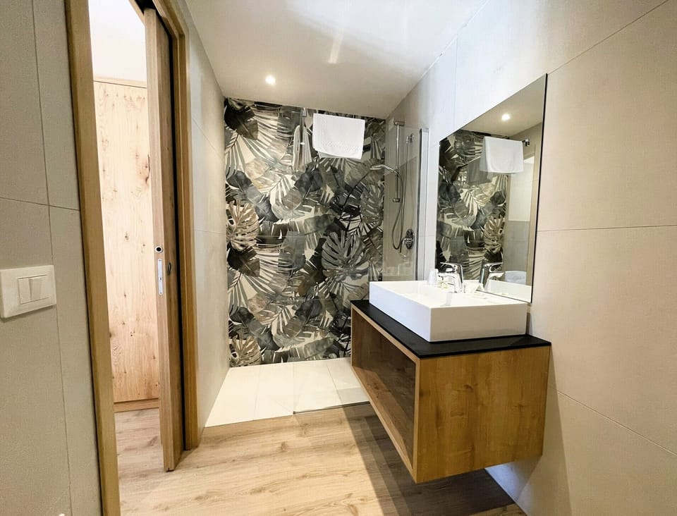Apartment, 1 Bedroom | Bathroom | Shower, free toiletries, bidet