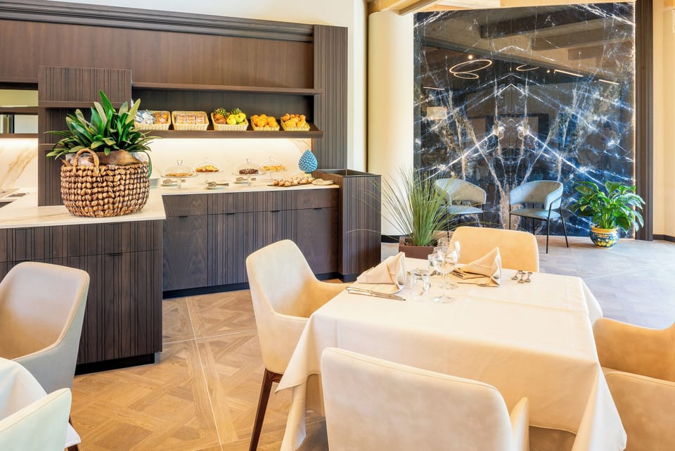 Breakfast and dinner served