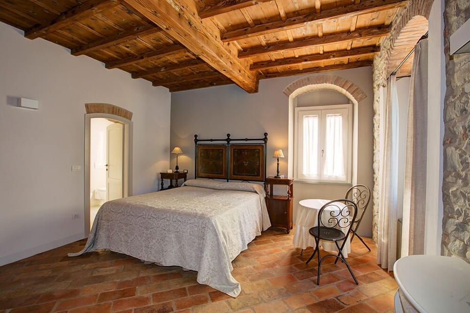 Deluxe Room | In-room safe, bed sheets