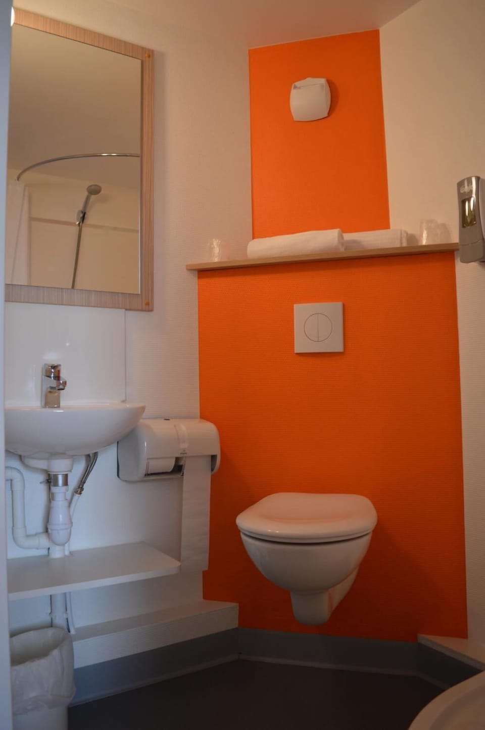 Shower, eco-friendly toiletries, towels