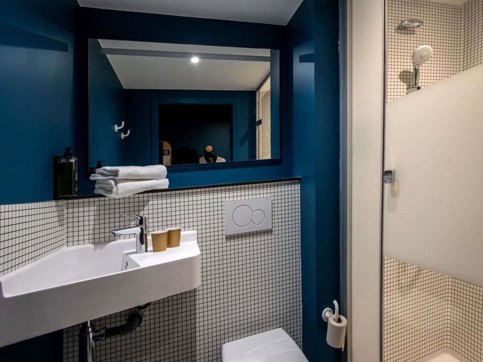 Triple Room with a large bed and a bunk bed | Desk, free cribs/infant beds, free WiFi, bed sheets
