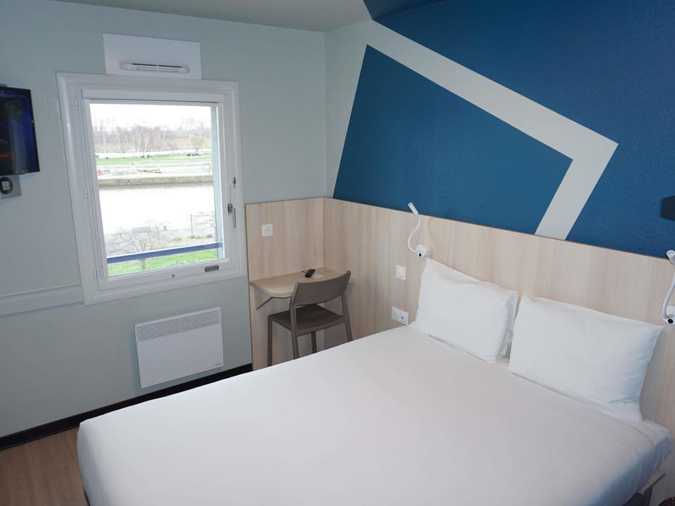 Room, 1 Double Bed | Desk, free cribs/infant beds, free WiFi, bed sheets