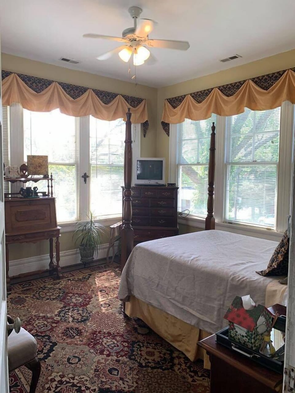 Standard Room, 1 Queen Bed, Non Smoking (The Piedmont) | Desk, iron/ironing board, free WiFi, bed sheets