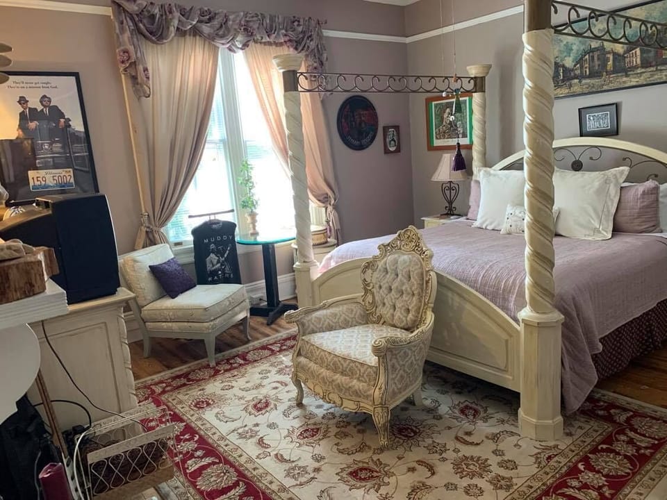 Standard Room, 1 King Bed, Non Smoking (The Chicago ) | Desk, iron/ironing board, free WiFi, bed sheets
