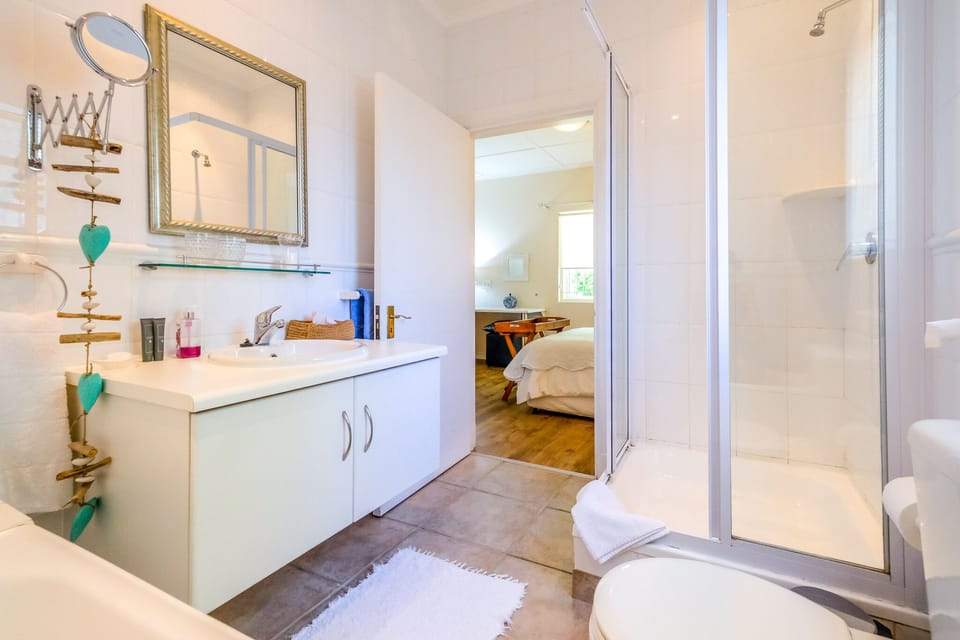 Park View Suite (Shared lounge and Kitchen) | Bathroom | Free toiletries, hair dryer, towels, soap