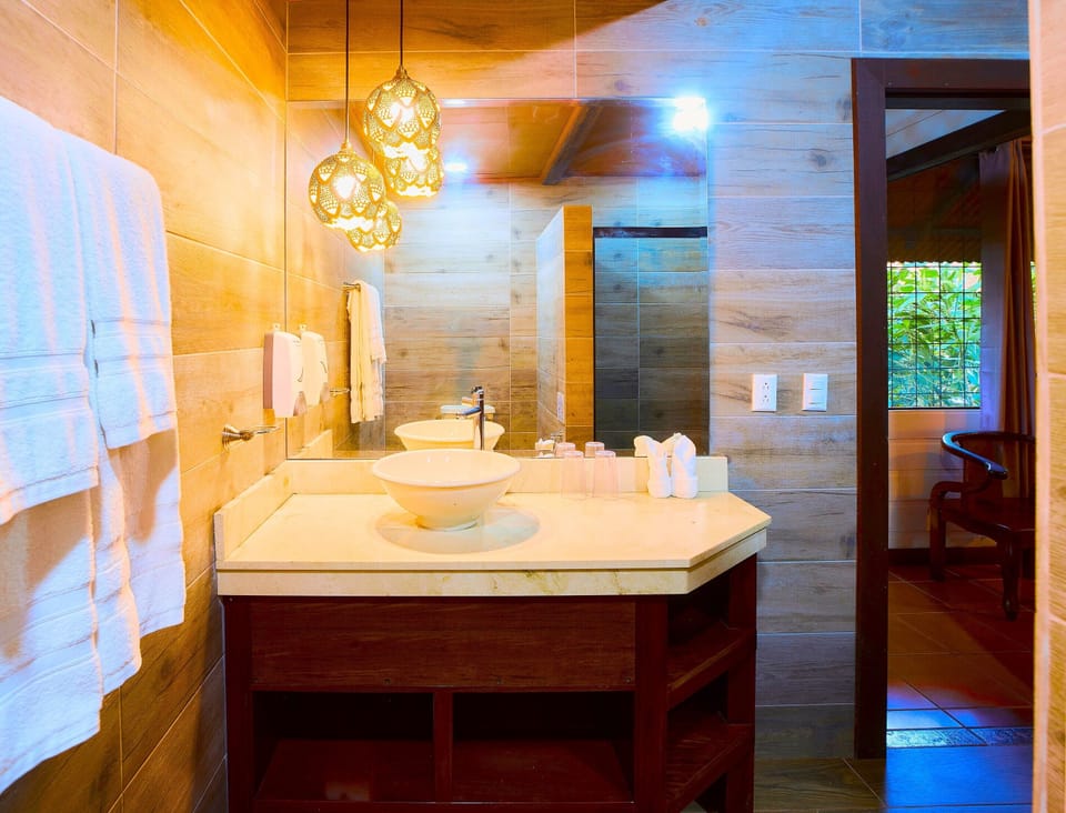 Standard Room | Bathroom | Shower, free toiletries, hair dryer (on request), towels