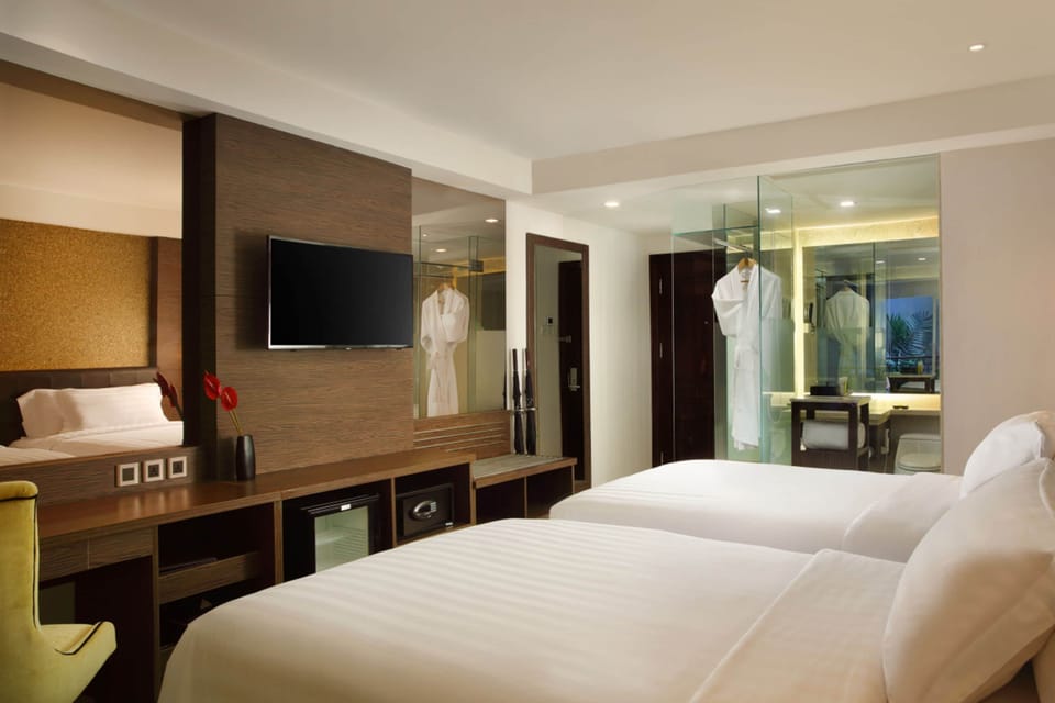 Egyptian cotton sheets, premium bedding, in-room safe, desk