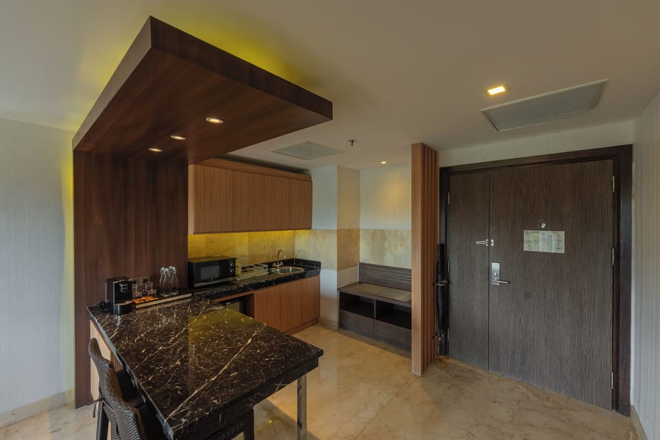 Suite, 1 King Bed, Non Smoking, Balcony | Egyptian cotton sheets, premium bedding, in-room safe, desk