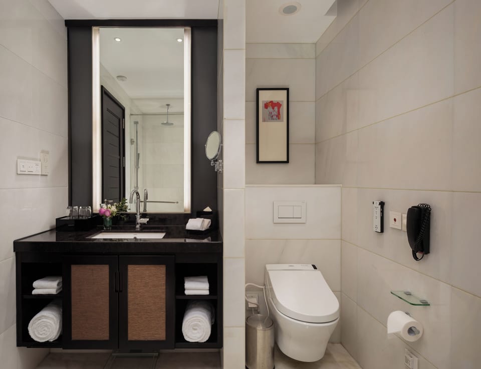 Shower, rainfall showerhead, free toiletries, hair dryer
