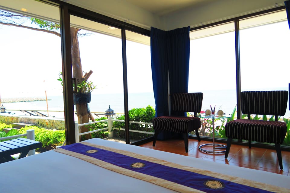 VIP Beachfront Cabin | Desk, blackout drapes, soundproofing, bed sheets