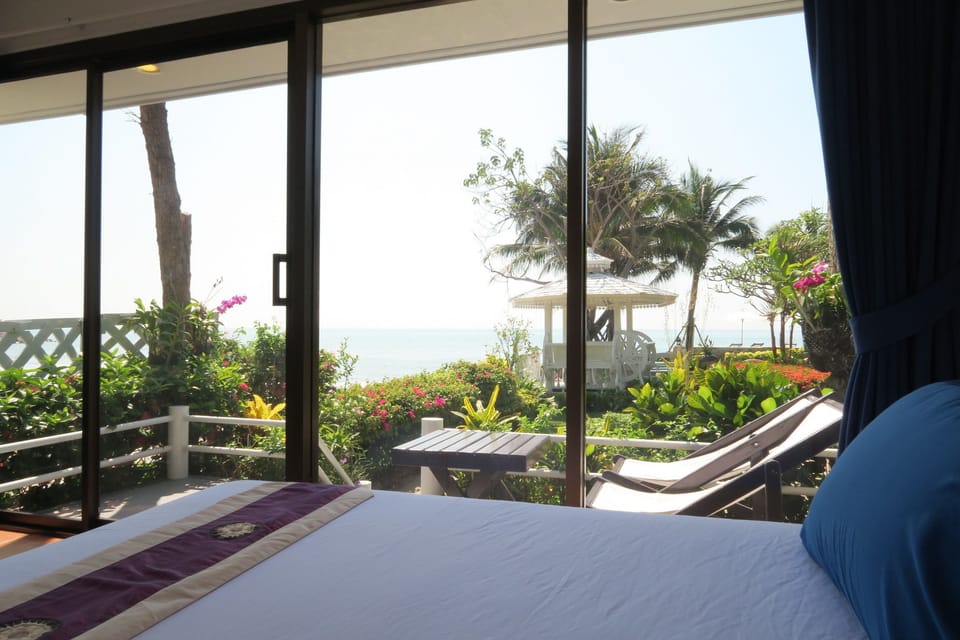 VIP Panoramic Cabin | Desk, blackout drapes, soundproofing, bed sheets