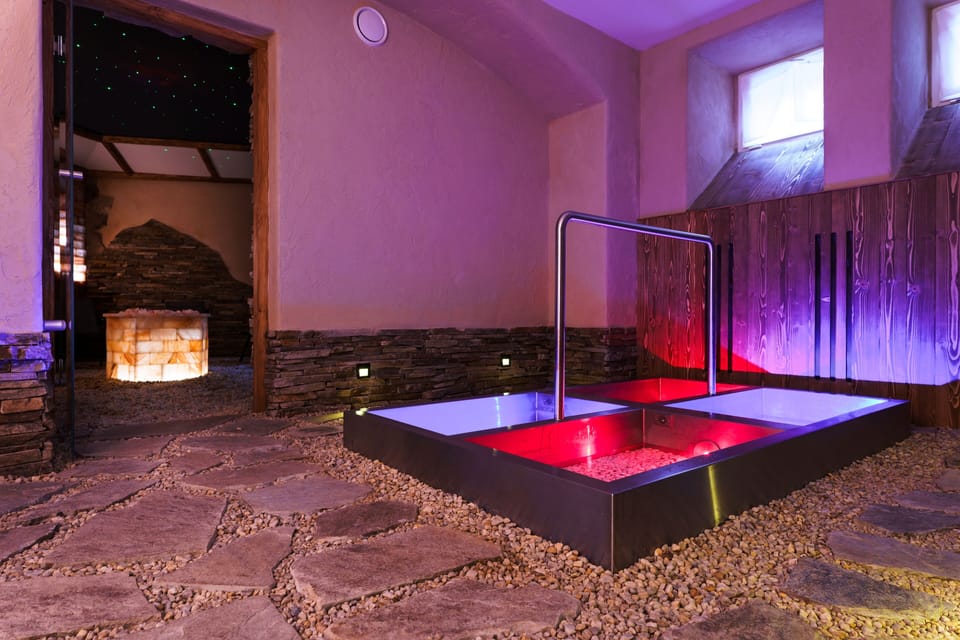 Couples treatment rooms, sauna, hot tub, steam room, hot springs