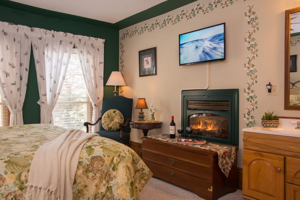 Deluxe Double Room, 1 King Bed, Fireplace, Garden View | Premium bedding, individually decorated, individually furnished