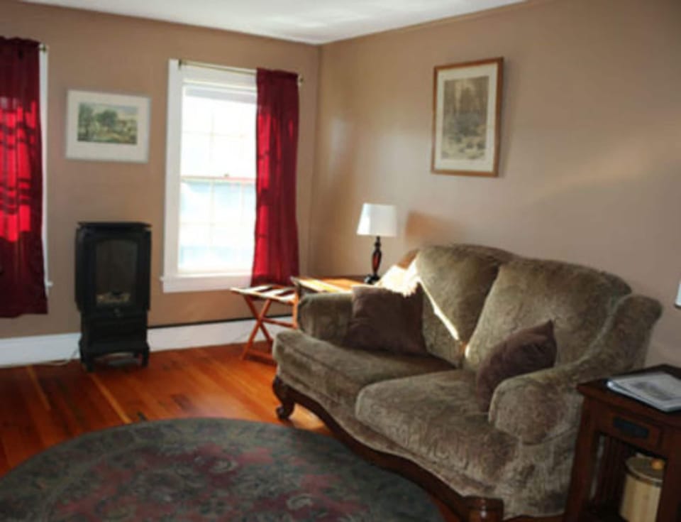 Inn Suite | Premium bedding, iron/ironing board, free WiFi, bed sheets