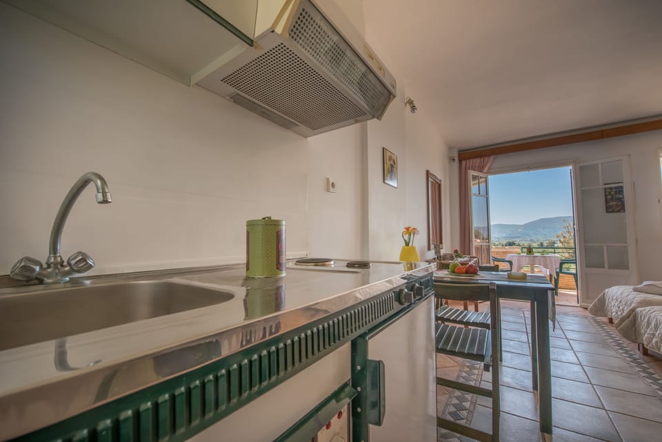 Double Room | Private kitchenette | Fridge, stovetop, electric kettle, highchair