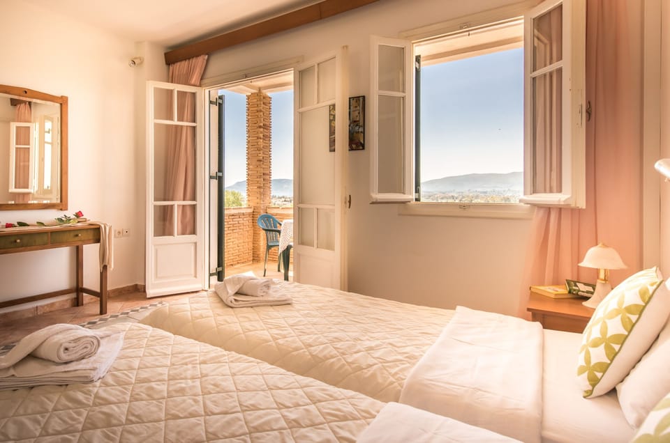 Double Room | In-room safe, free cribs/infant beds, WiFi, bed sheets