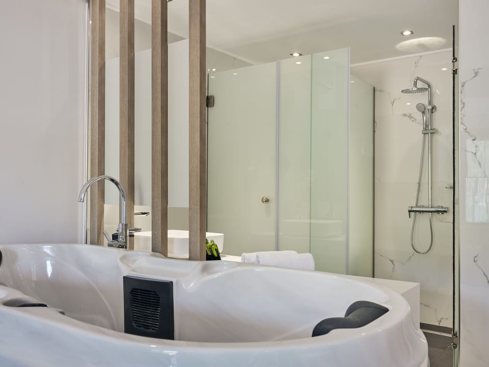 Junior Suite with Jacuzzi | Bathroom | Shower, free toiletries, hair dryer, bathrobes