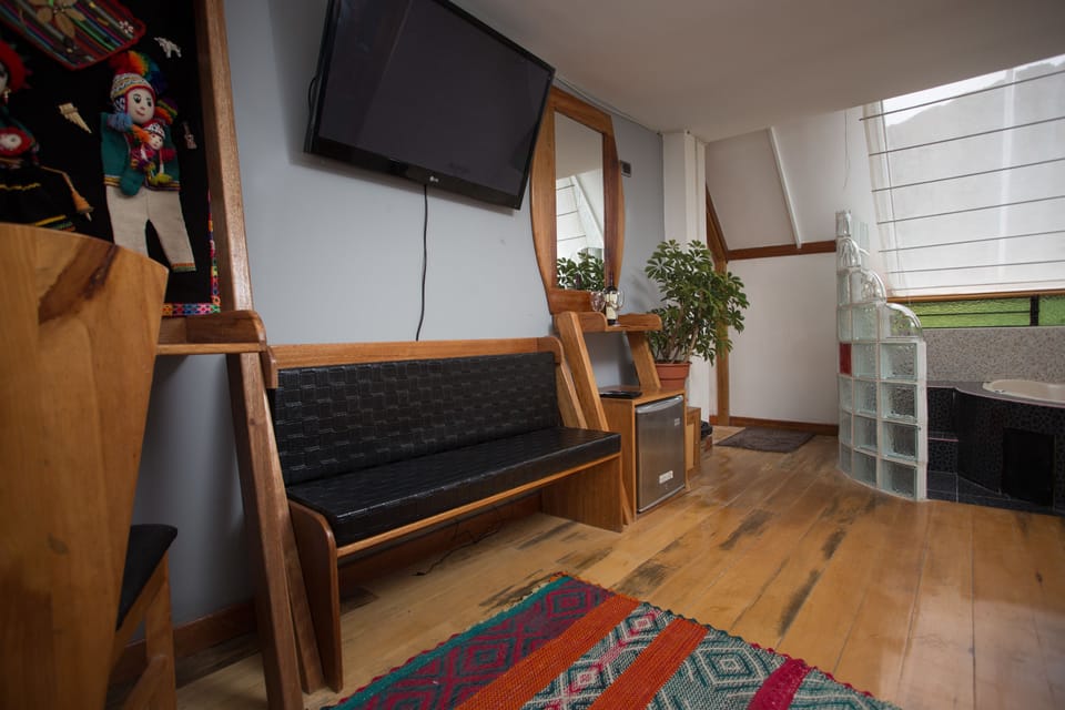Suite, Jetted Tub | Desk, WiFi (free), bed sheets