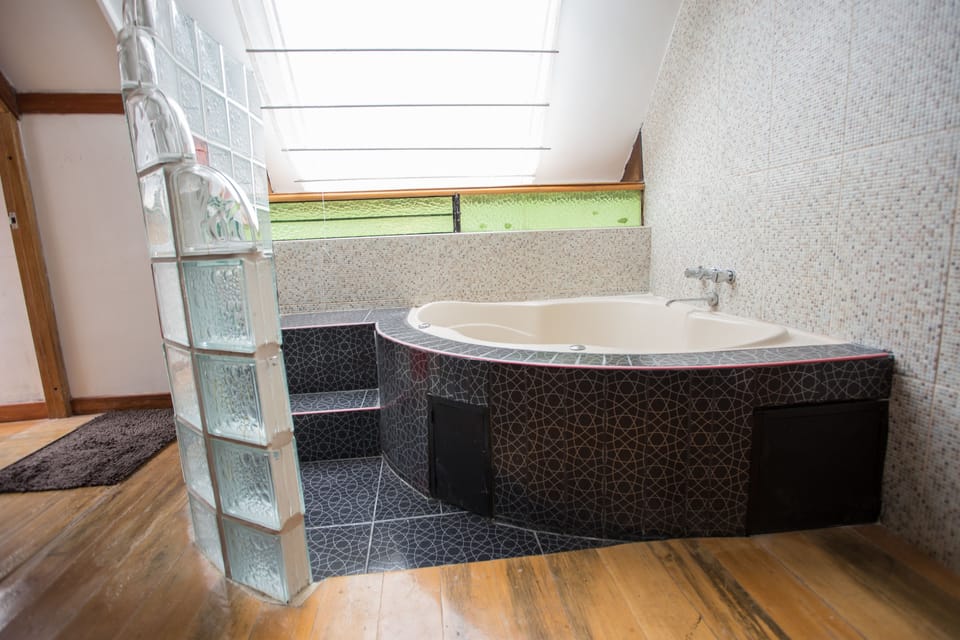 Suite, Jetted Tub | Bathroom | Shower, towels, soap, shampoo