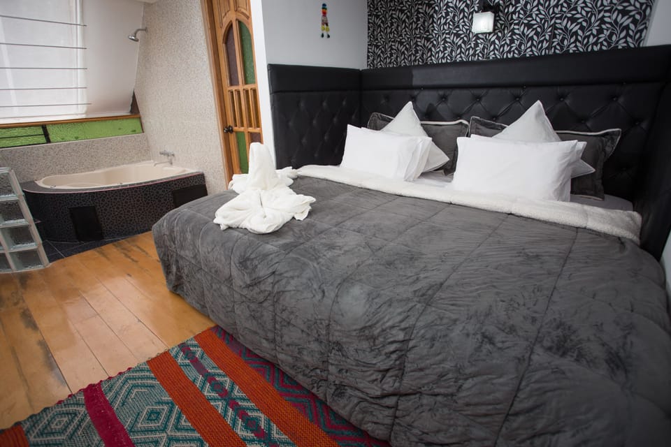 Suite, Jetted Tub | Desk, WiFi (free), bed sheets