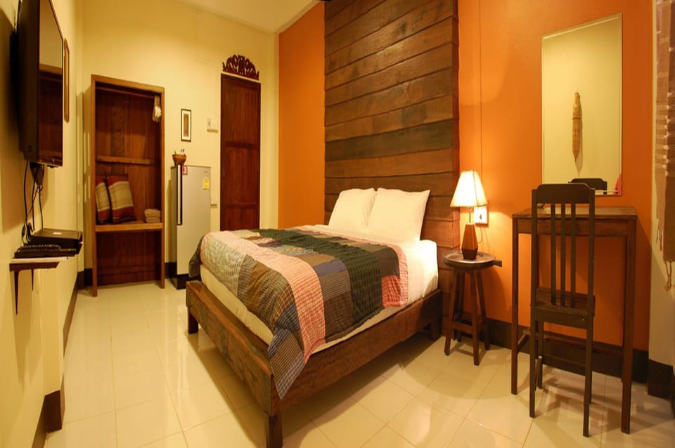 Premium Royal Lotus | Desk, free WiFi