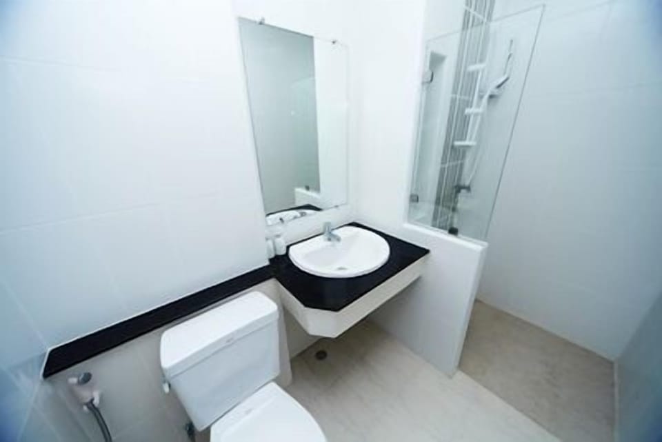 Suite with Balcony | Bathroom | Shower, free toiletries, hair dryer, towels