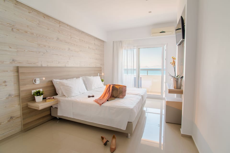 Deluxe Studio, Sea View | Premium bedding, in-room safe, desk, blackout drapes