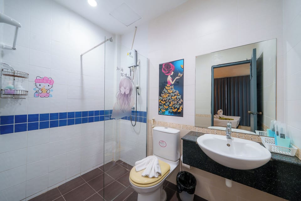 Standard Double Room | Bathroom | Shower, free toiletries, hair dryer (on request), towels