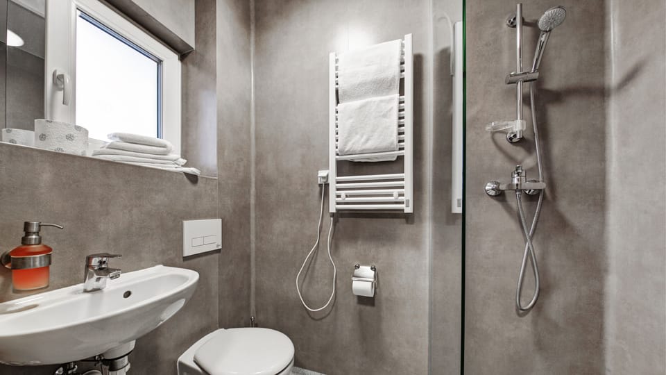 Double Room | Bathroom | Shower, towels