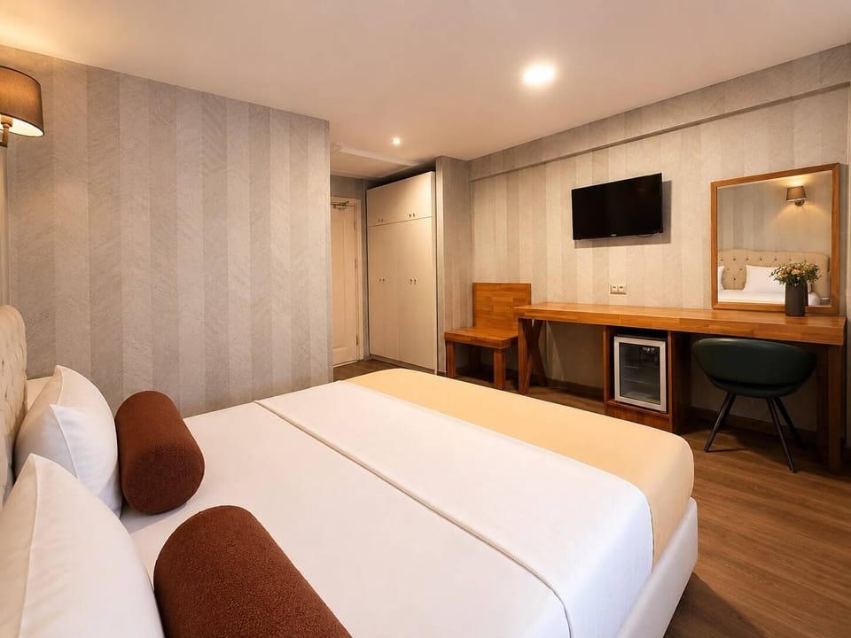 Comfort Double Room, 1 Bedroom, Private Bathroom | Premium bedding, minibar, in-room safe, desk