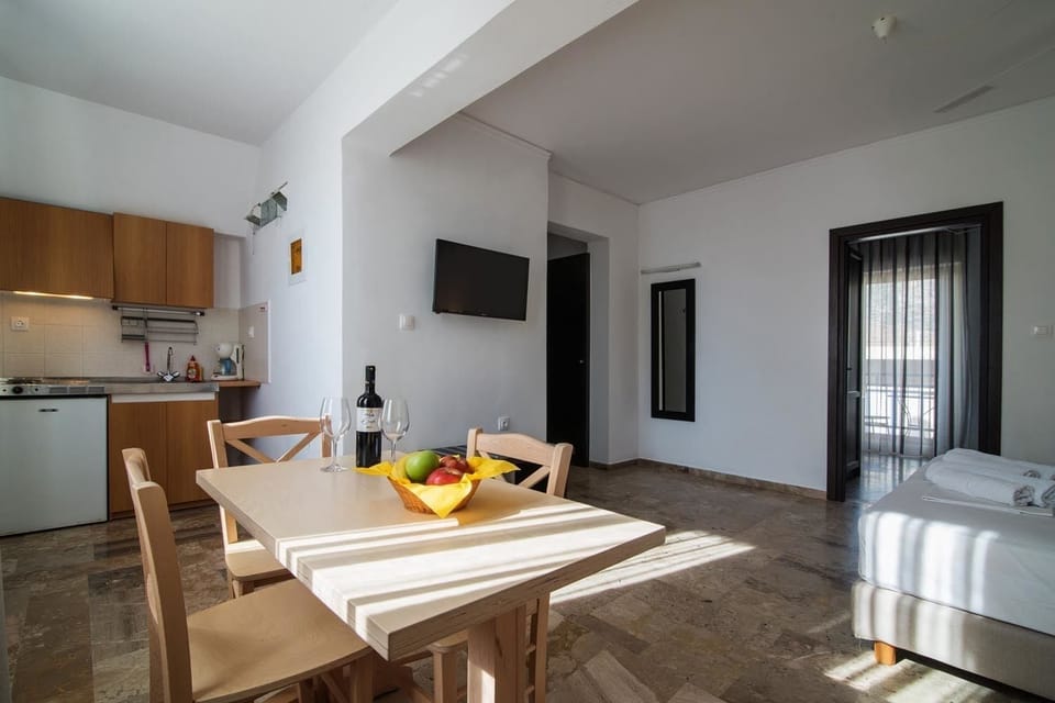 Superior Apartment, 1 Bedroom | In-room dining