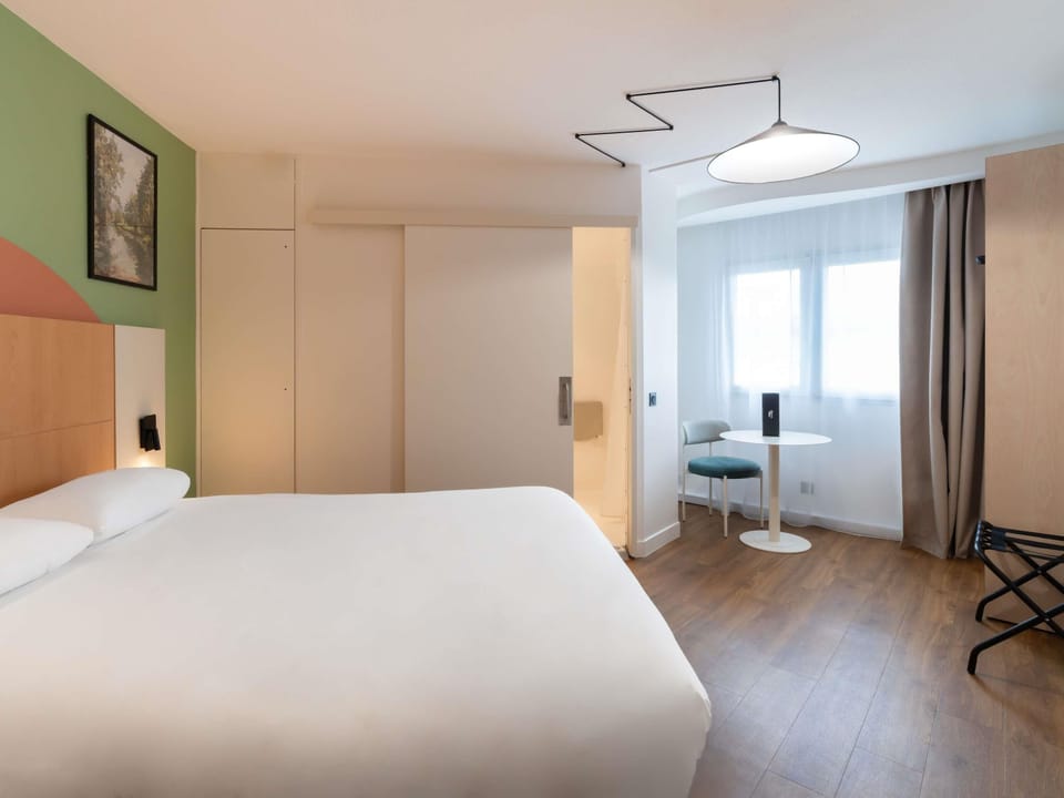 In-room safe, desk, soundproofing, iron/ironing board