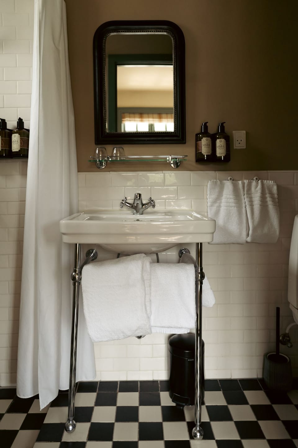 Suite Seaview | Bathroom | Shower, designer toiletries, hair dryer, towels