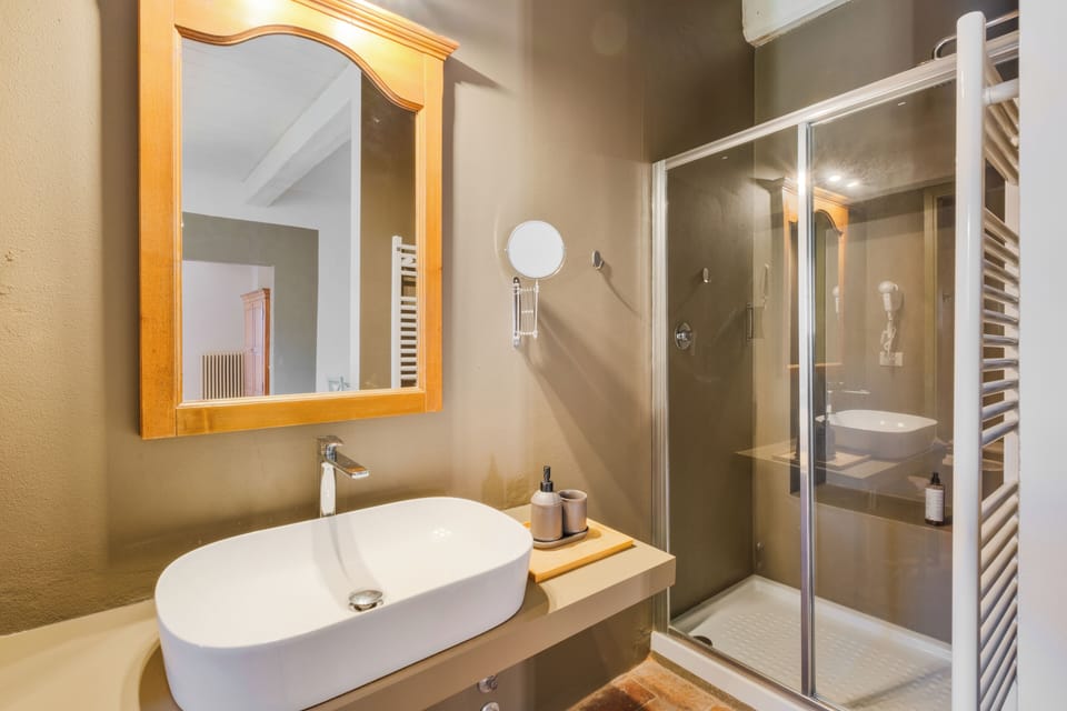 Junior Suite | Bathroom | Shower, hair dryer, bidet, towels