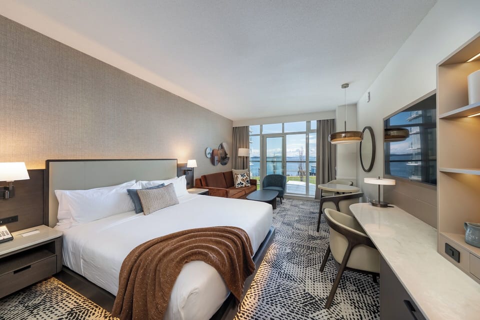 Seaview King | Egyptian cotton sheets, premium bedding, in-room safe, blackout drapes
