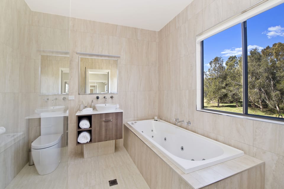 Superior King Spa with River View | Bathroom | Free toiletries, hair dryer, bathrobes, slippers