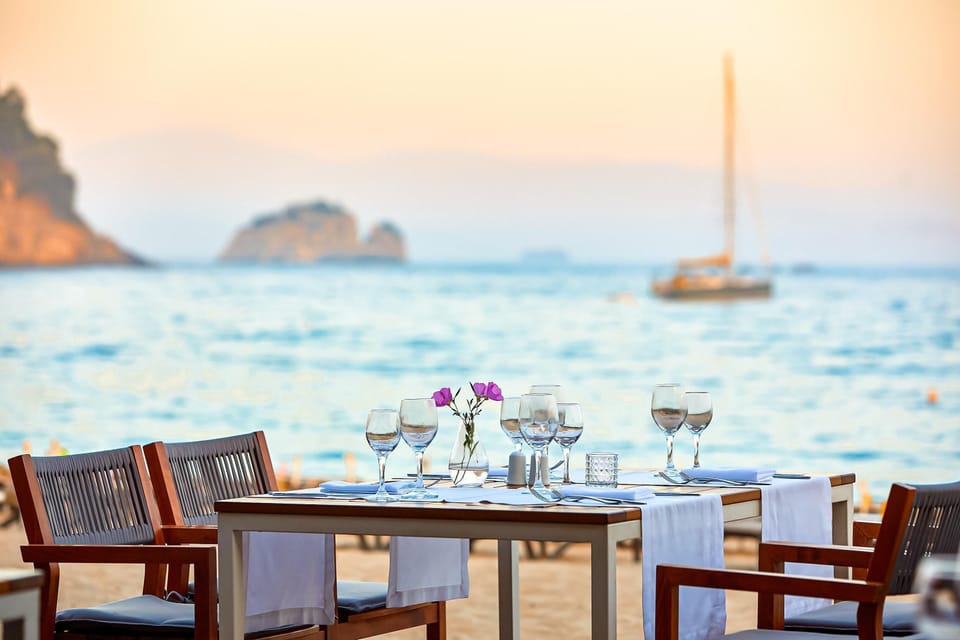 3 restaurants; breakfast, lunch, and dinner served