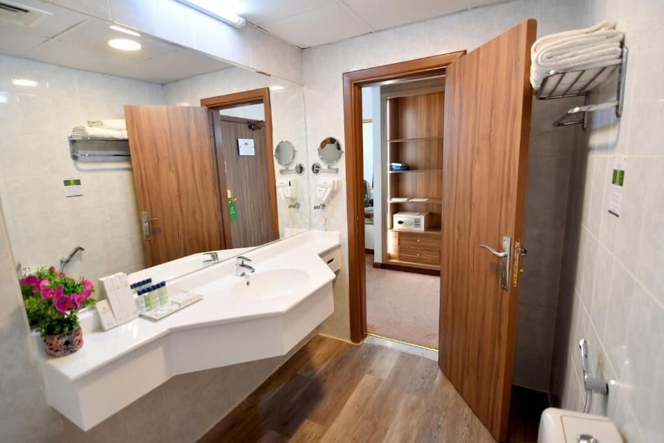 Shower, free toiletries, towels