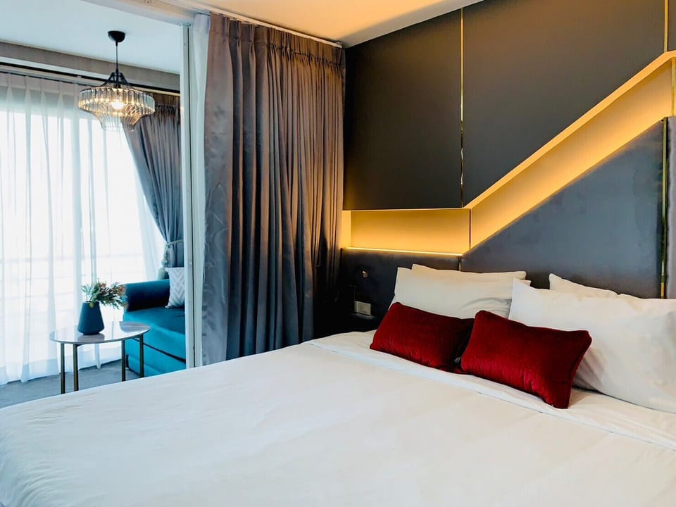 Honeymoon Suite with City View | In-room safe, individually decorated, individually furnished, desk