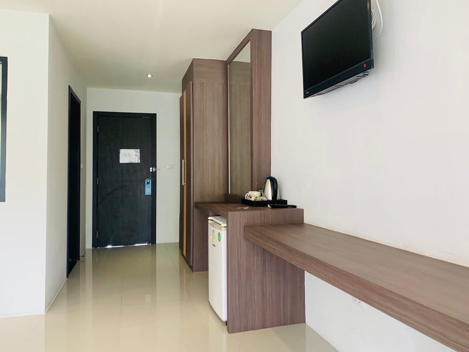 Deluxe Room, 1 Bedroom, Pool View | In-room safe, individually decorated, individually furnished, desk