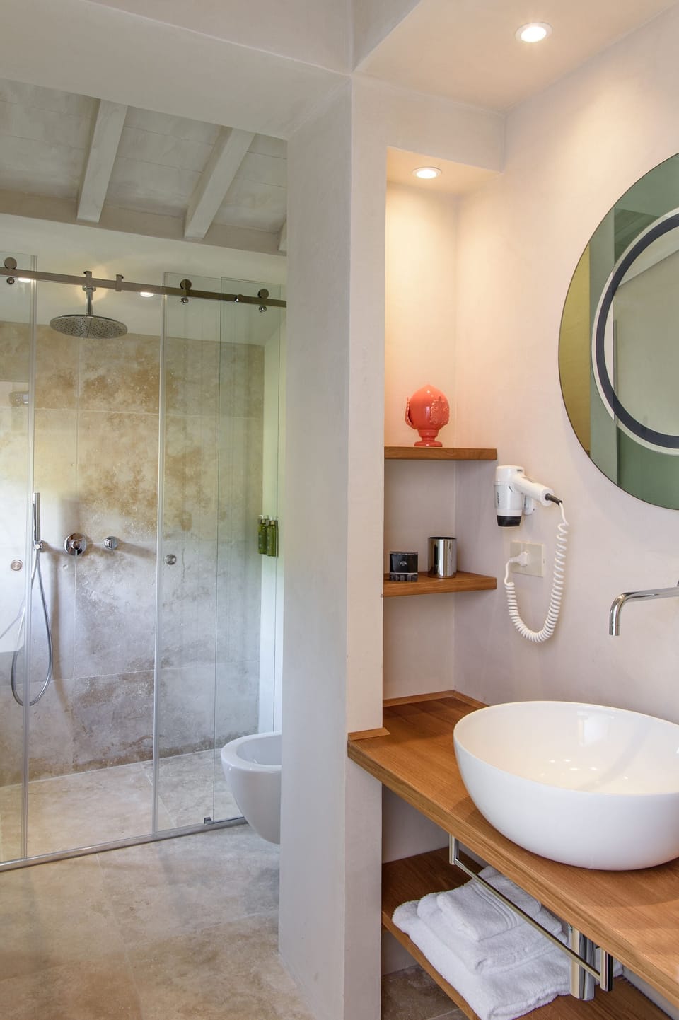 Luxury Suite | Bathroom | Free toiletries, hair dryer, towels, soap