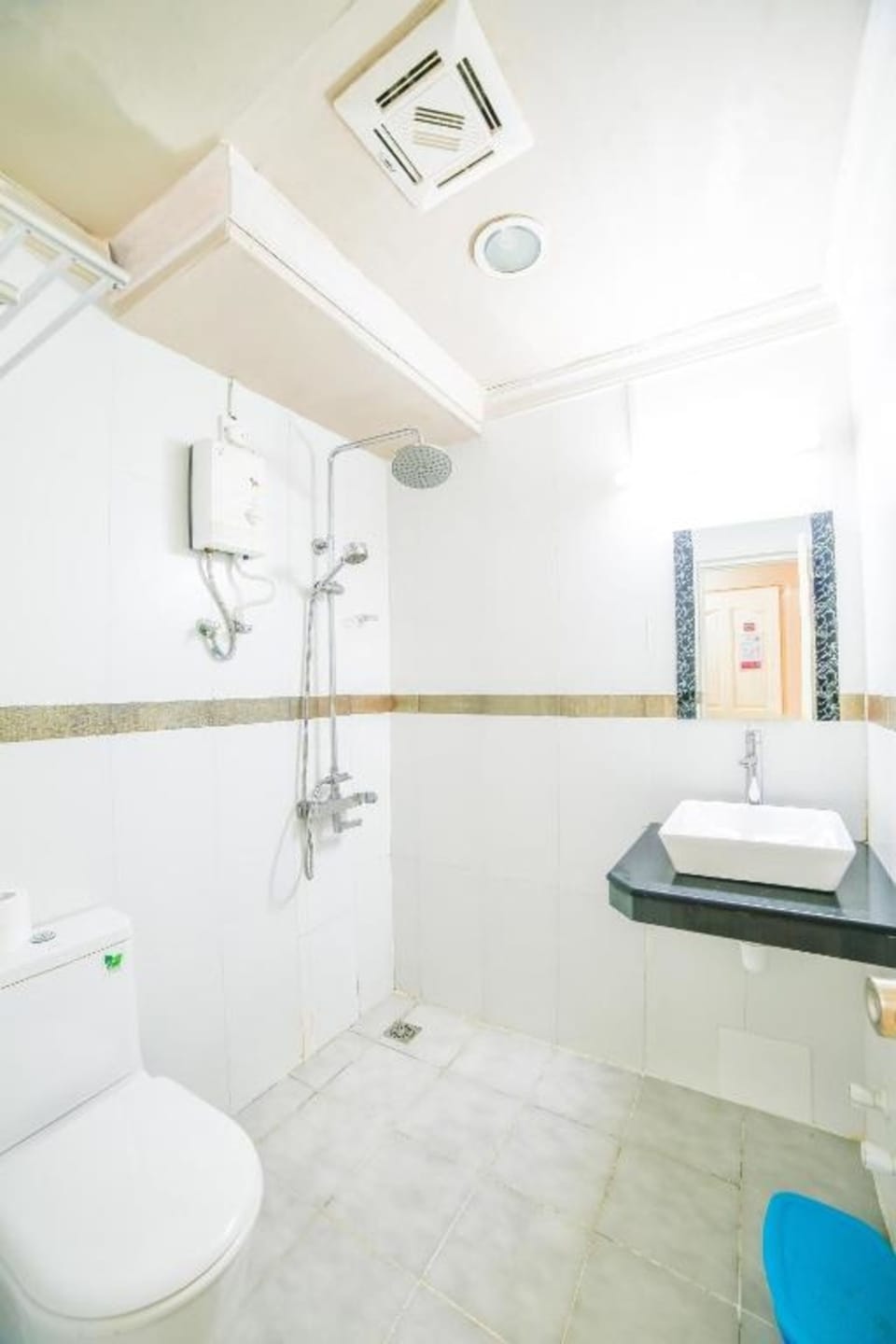 Deluxe Double or Twin Room, 1 Bedroom | Bathroom | Shower, free toiletries, hair dryer, towels