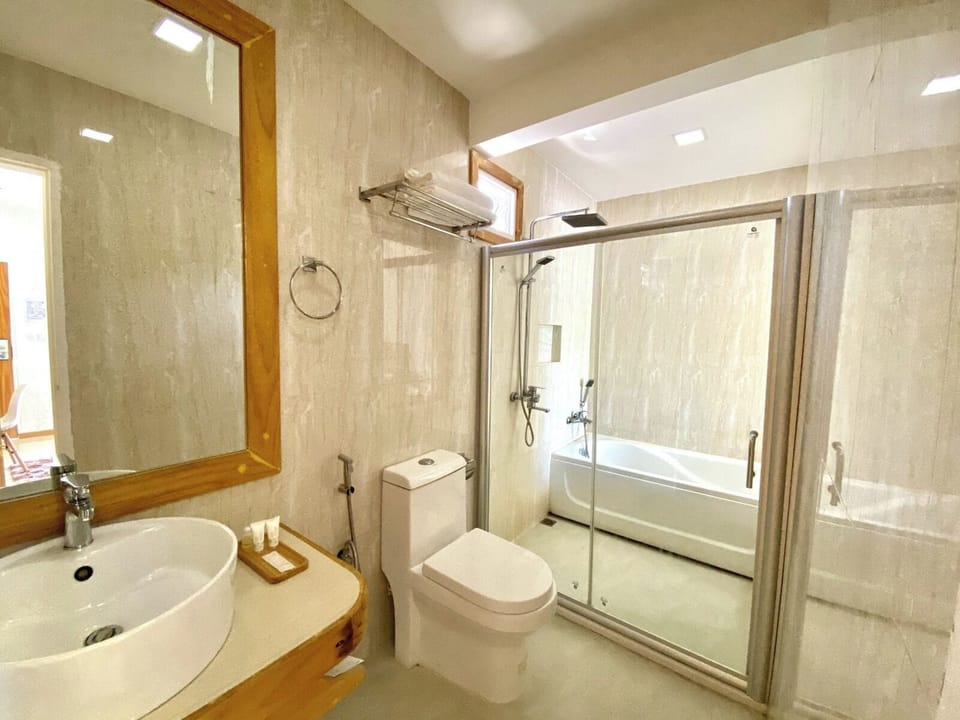 Luxury Double Room, 1 King Bed | Bathroom | Separate tub and shower, free toiletries, hair dryer, towels