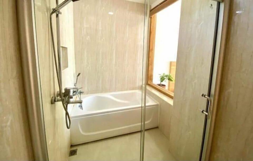 Luxury Double Room, 1 King Bed | Bathroom | Separate tub and shower, free toiletries, hair dryer, towels