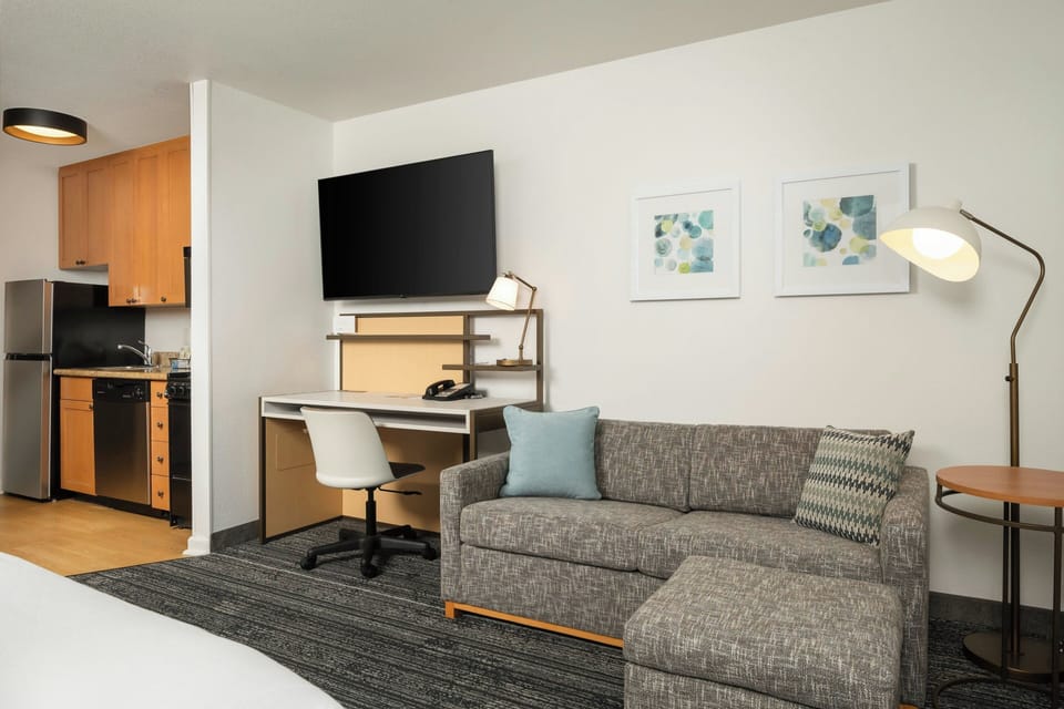 Studio, 1 Queen Bed with Sofa bed | Desk, iron/ironing board, free cribs/infant beds, WiFi